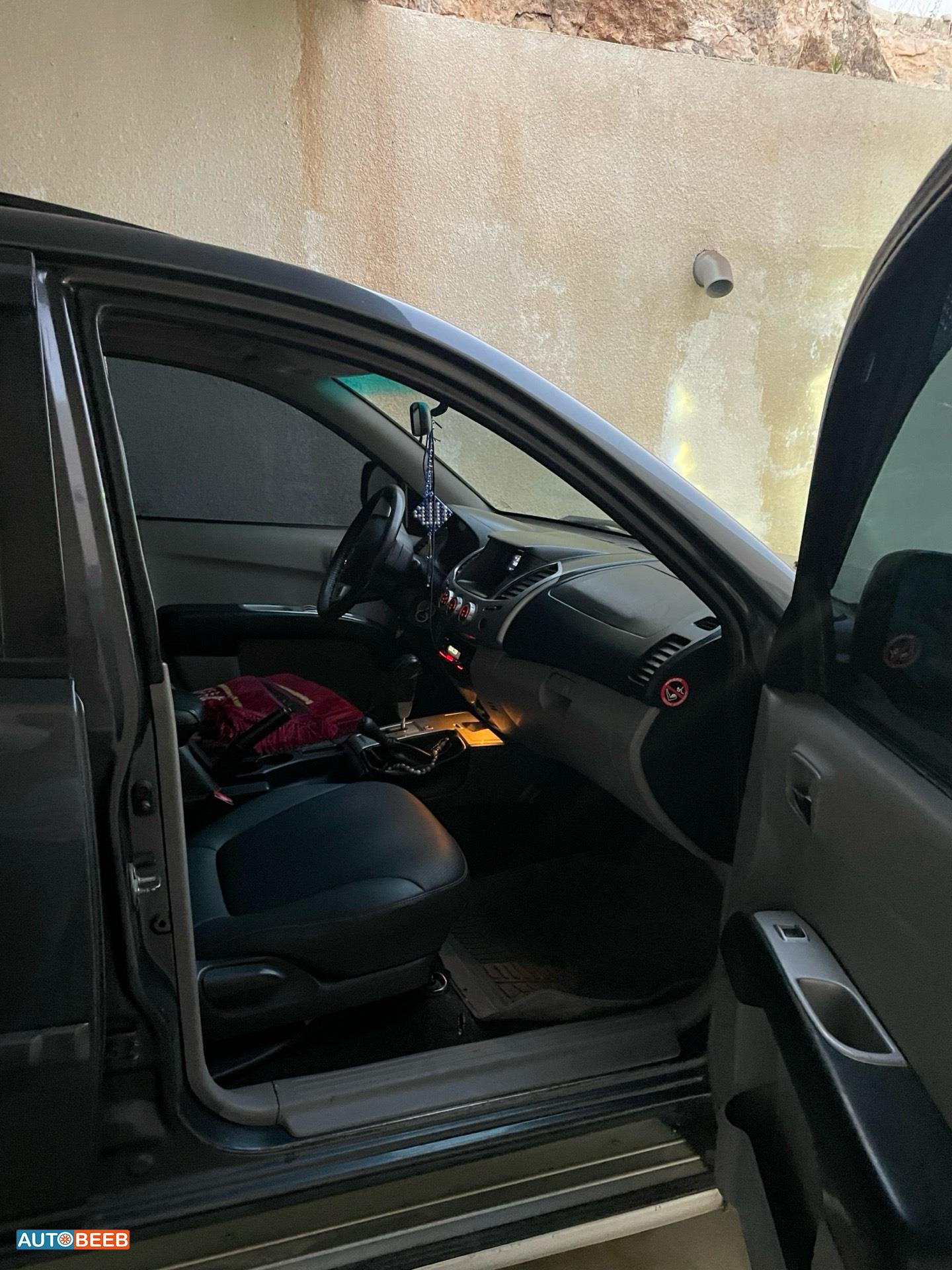 Mitsubishi L200 2015