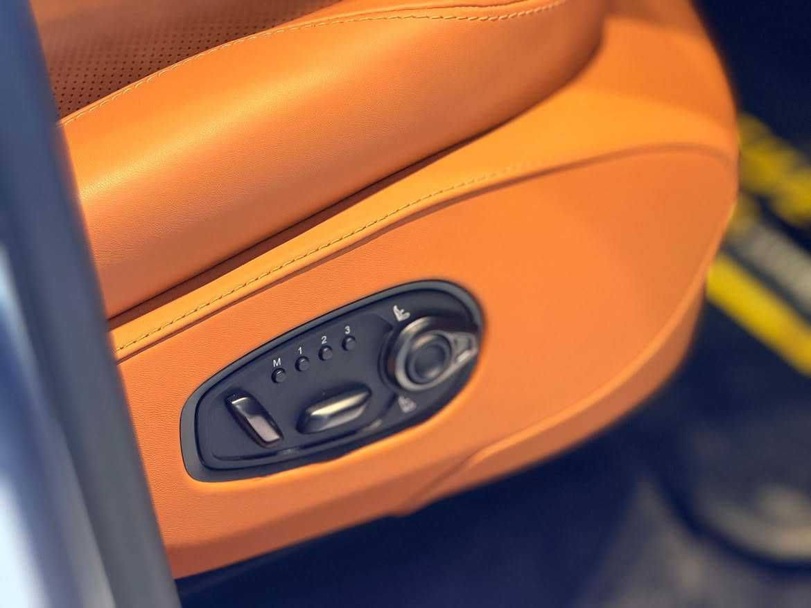 Aston Martin DBX 2024