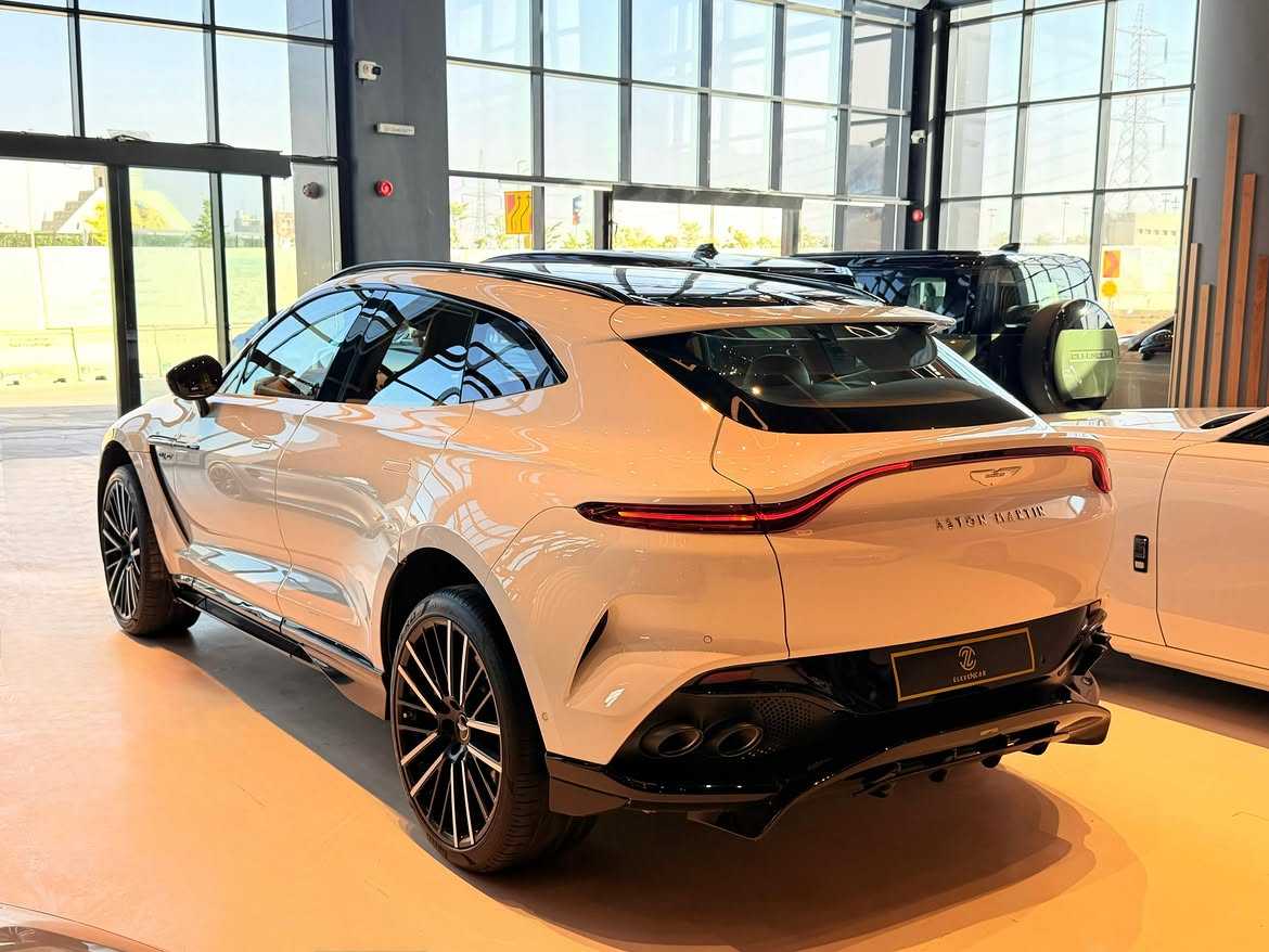 Aston Martin DBX 2024