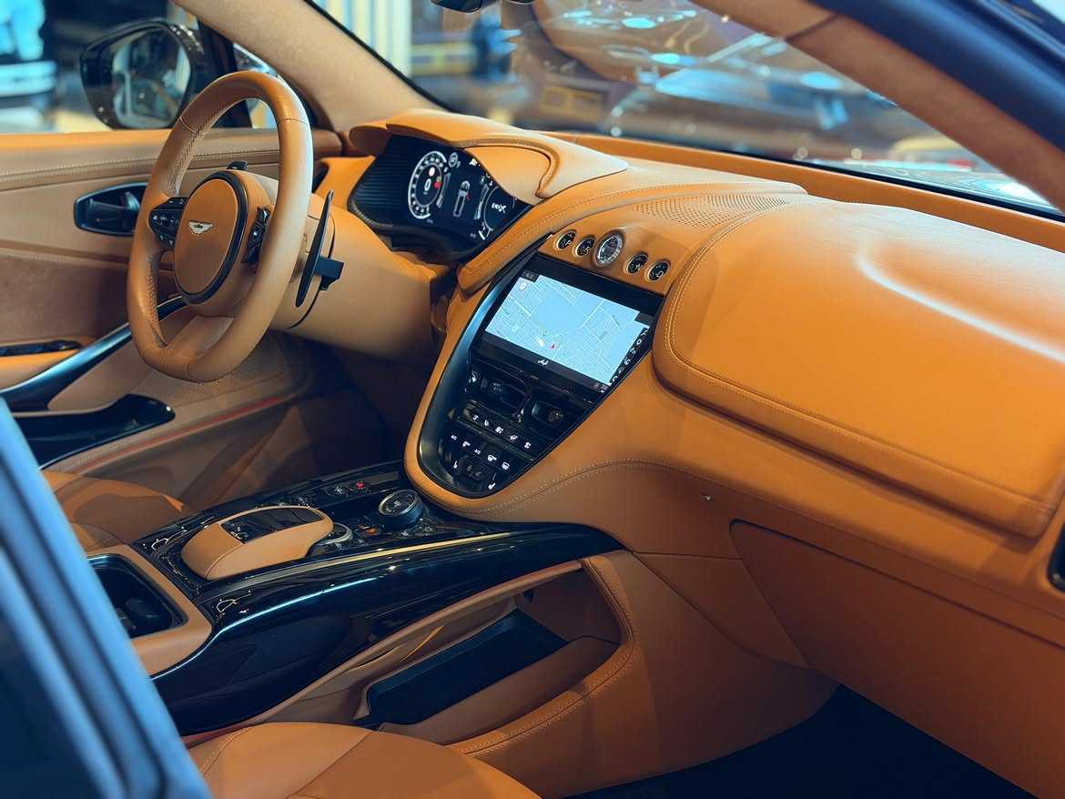 Aston Martin DBX 2024