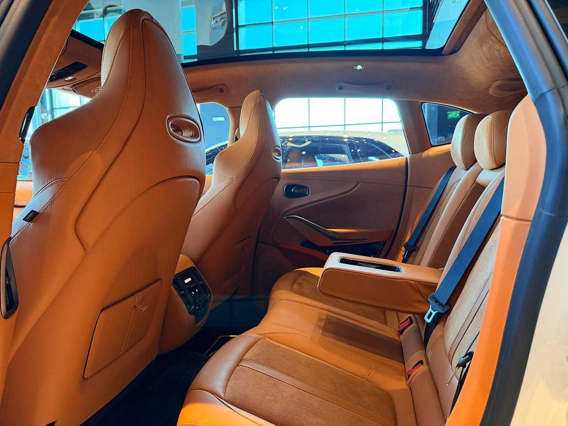 Aston Martin DBX 2024