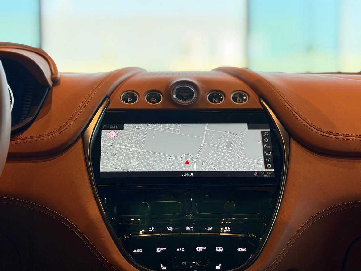 Aston Martin DBX 2024