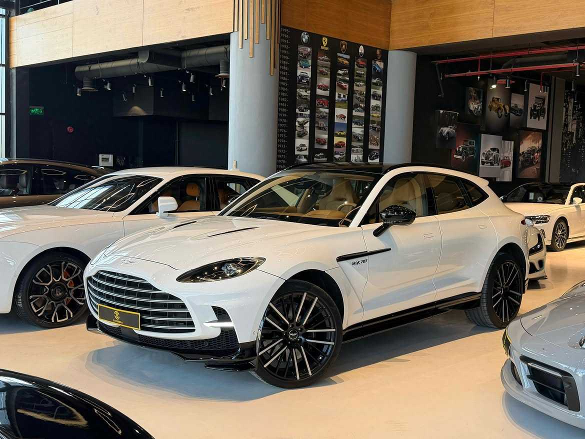 Aston Martin DBX 2024
