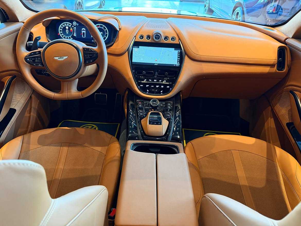 Aston Martin DBX 2024