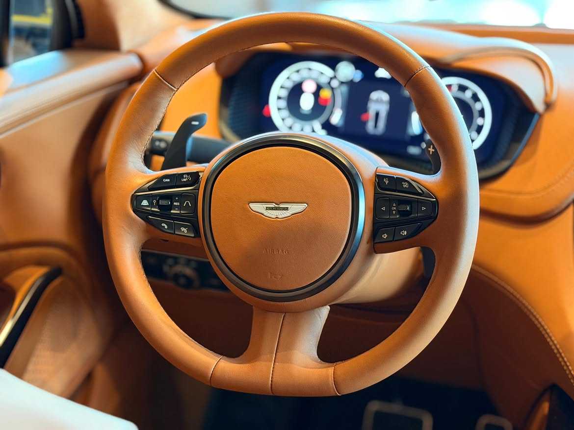 Aston Martin DBX 2024