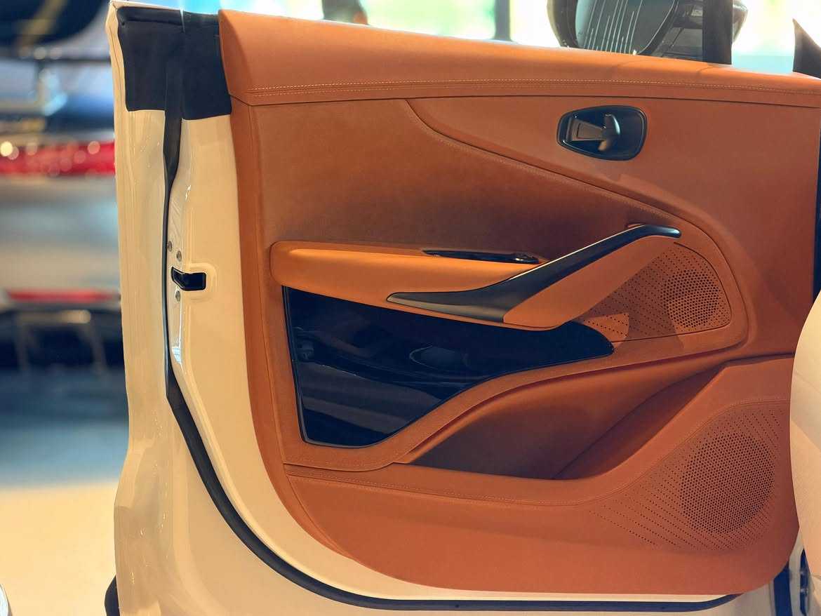 Aston Martin DBX 2024