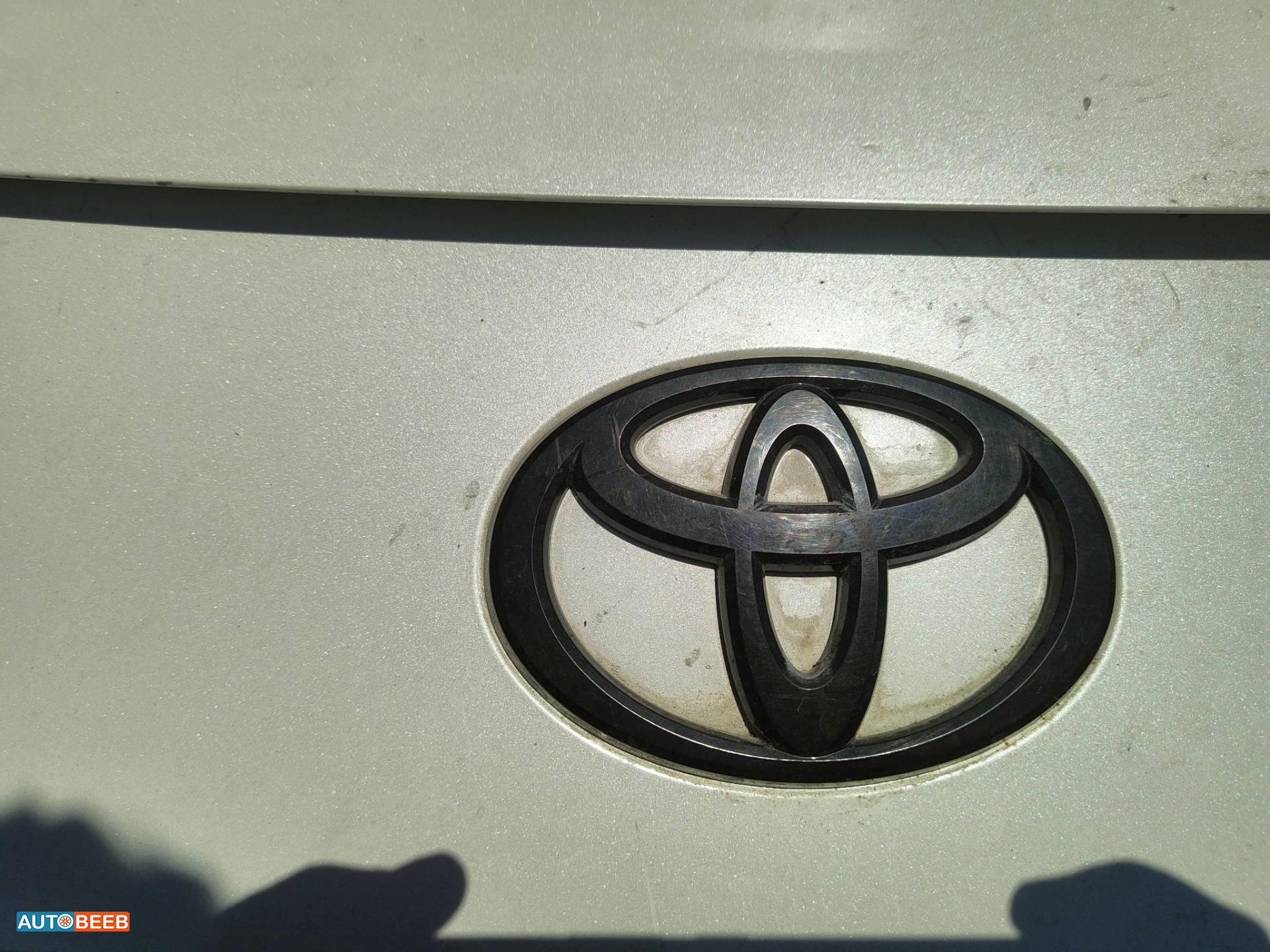 Body  Emblems Toyota Camry