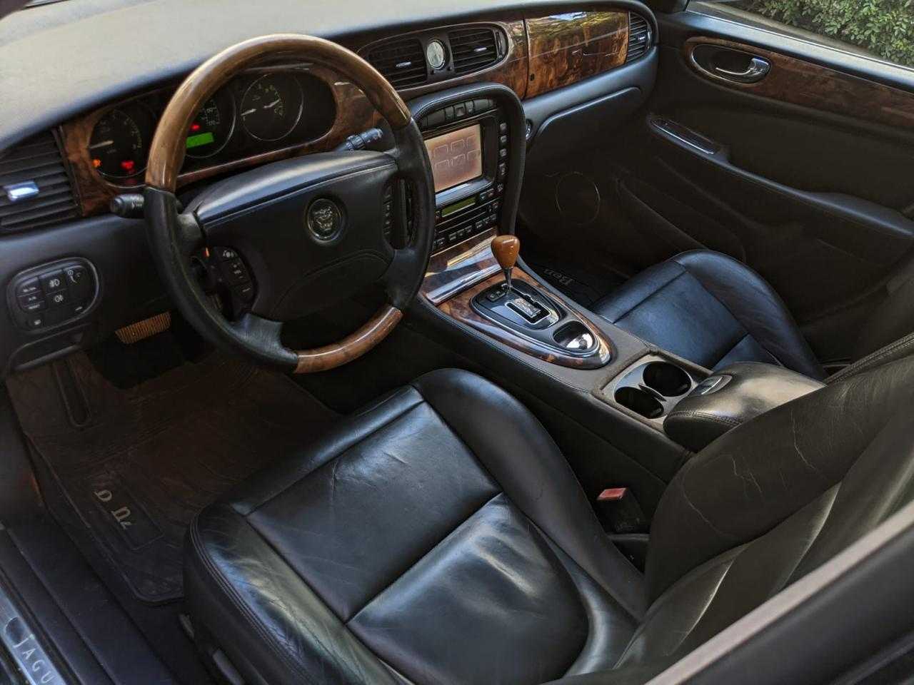 جاكوار XJ8 2004