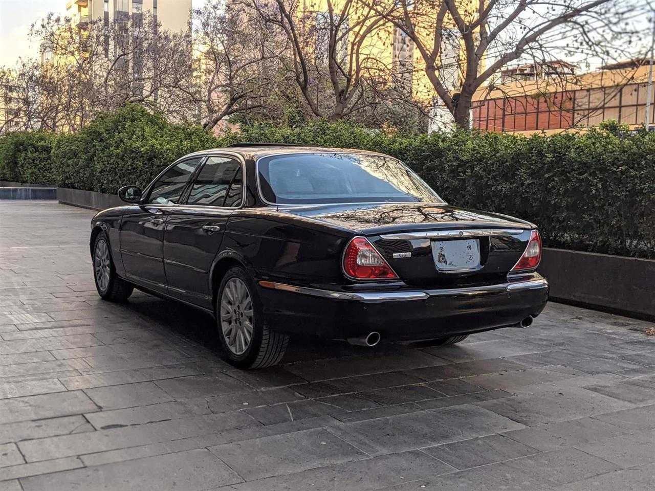 جاكوار XJ8 2004