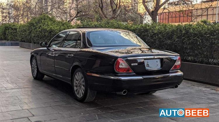 جاكوار XJ8 2004