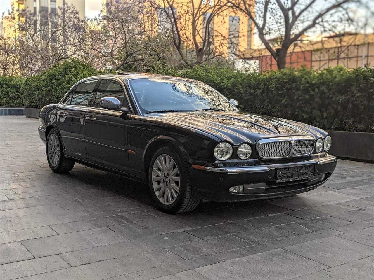جاكوار XJ8 2004