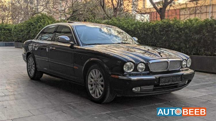 جاكوار XJ8 2004