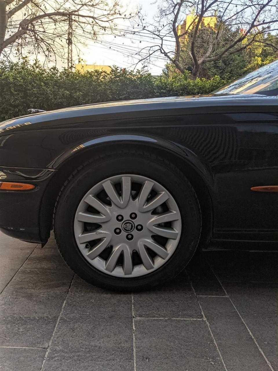 جاكوار XJ8 2004