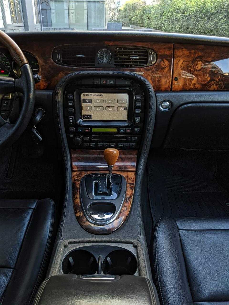 جاكوار XJ8 2004