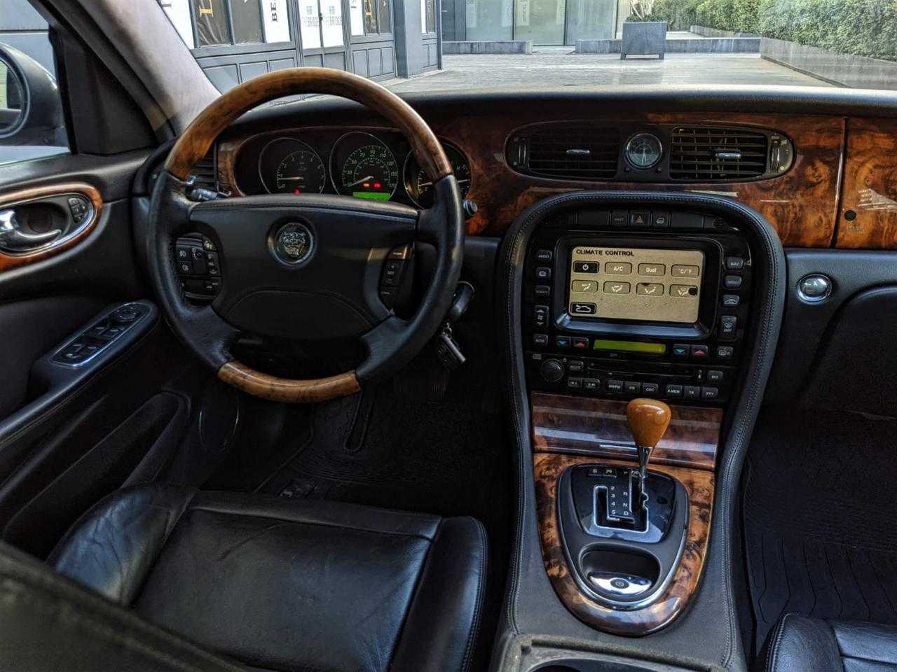 جاكوار XJ8 2004