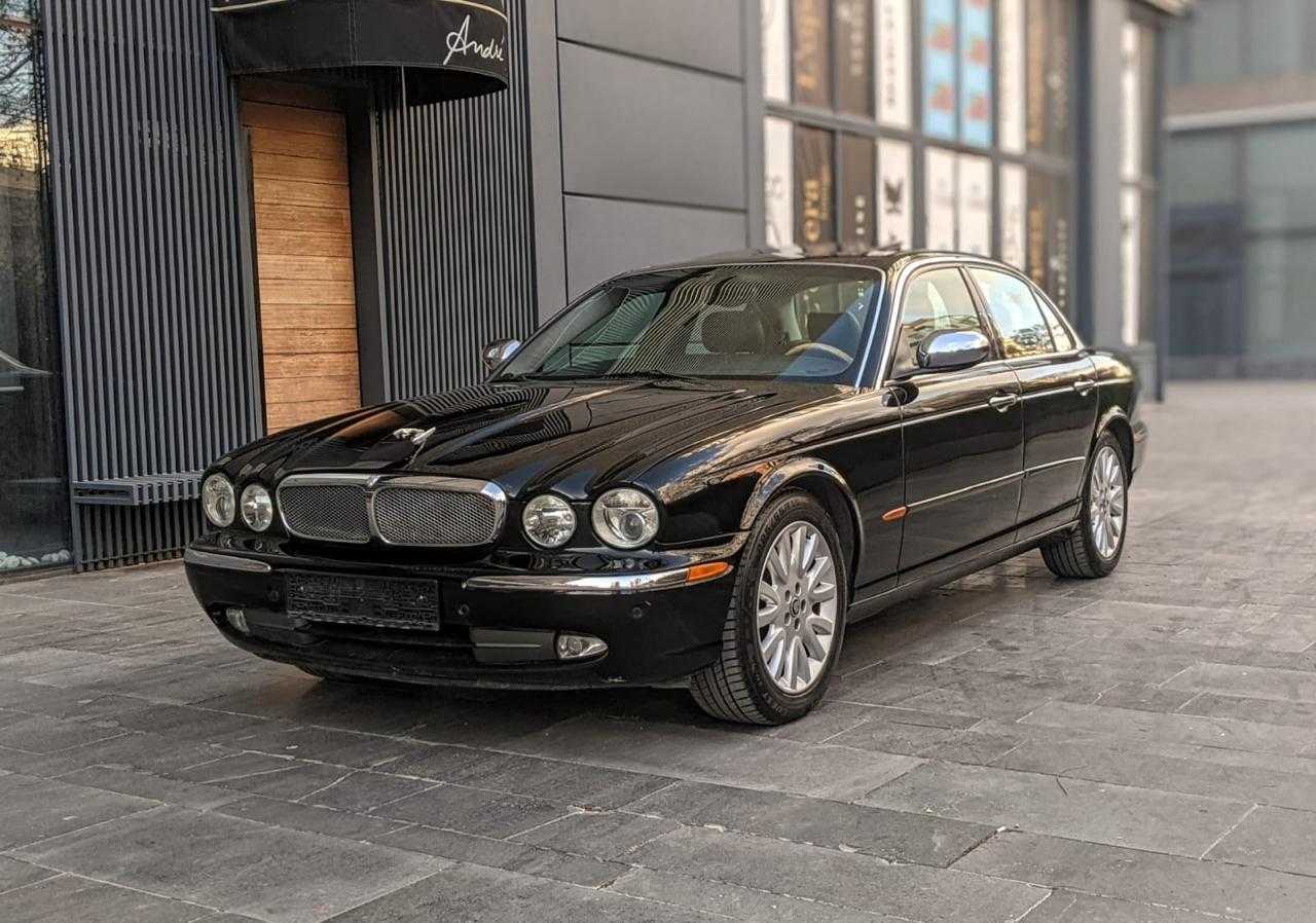 جاكوار XJ8 2004
