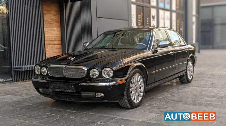 جاكوار XJ8 2004