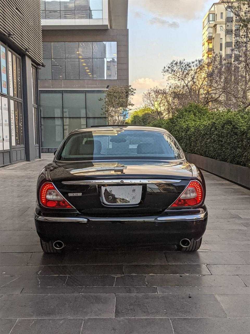 جاكوار XJ8 2004