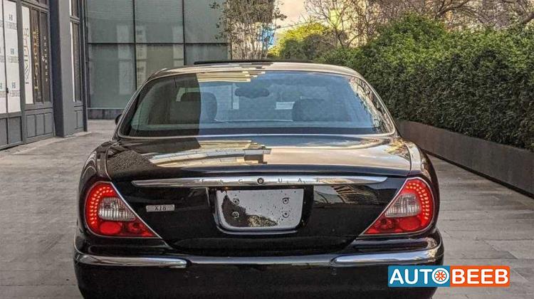 جاكوار XJ8 2004