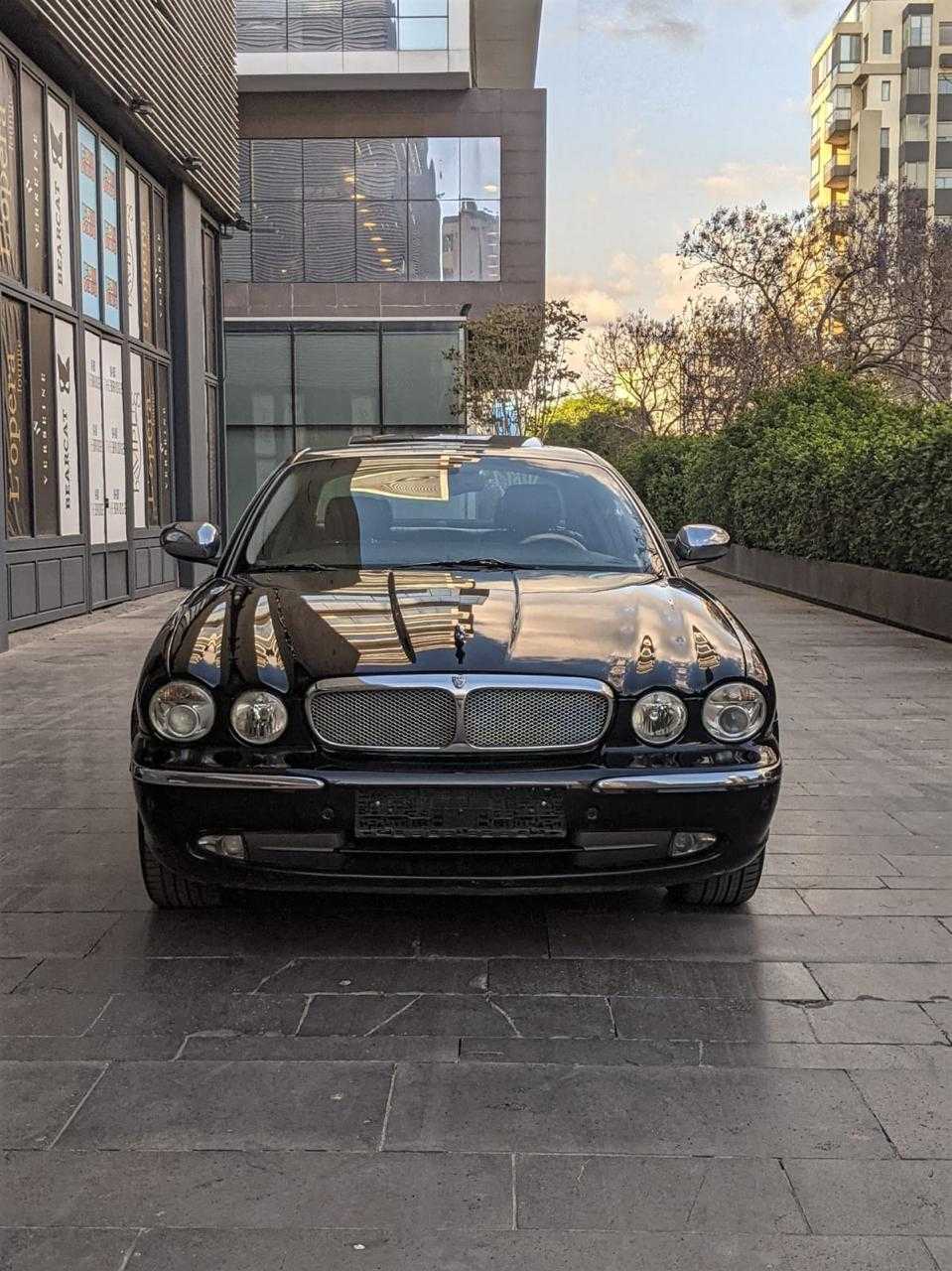 جاكوار XJ8 2004