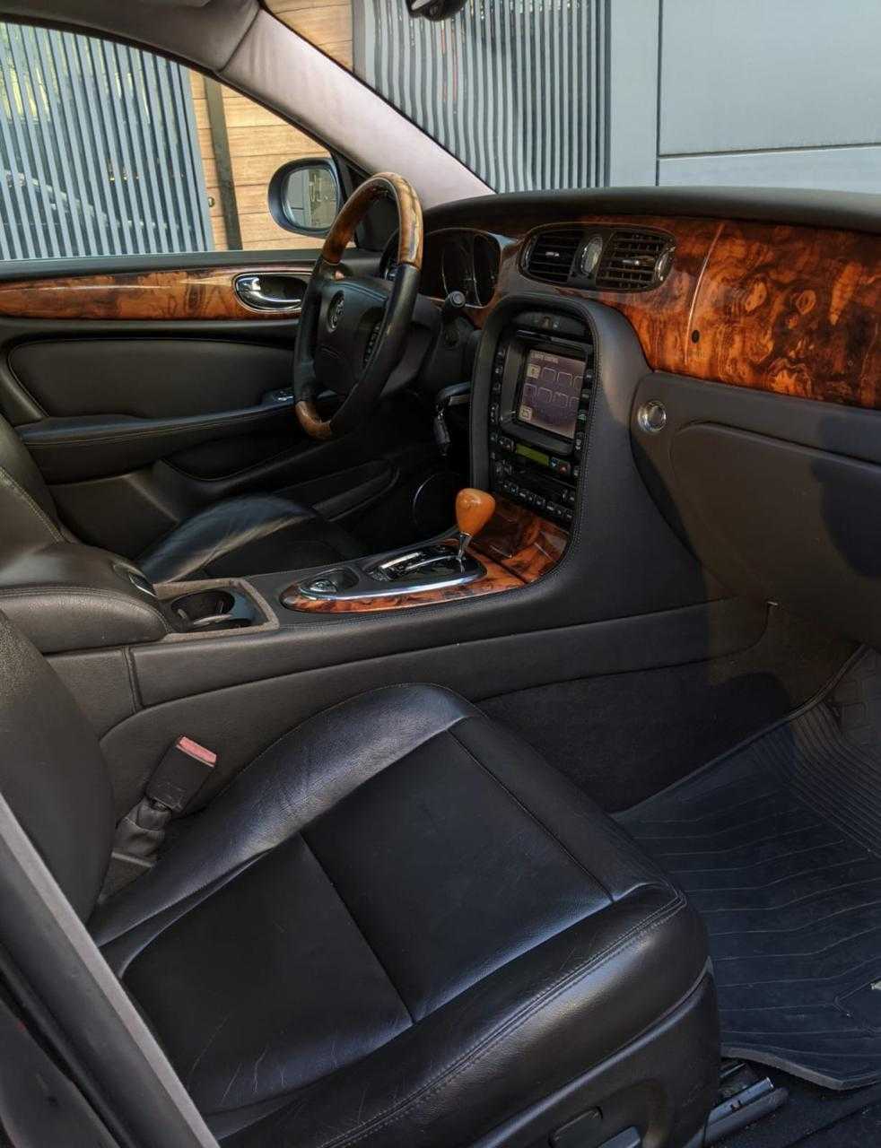 جاكوار XJ8 2004