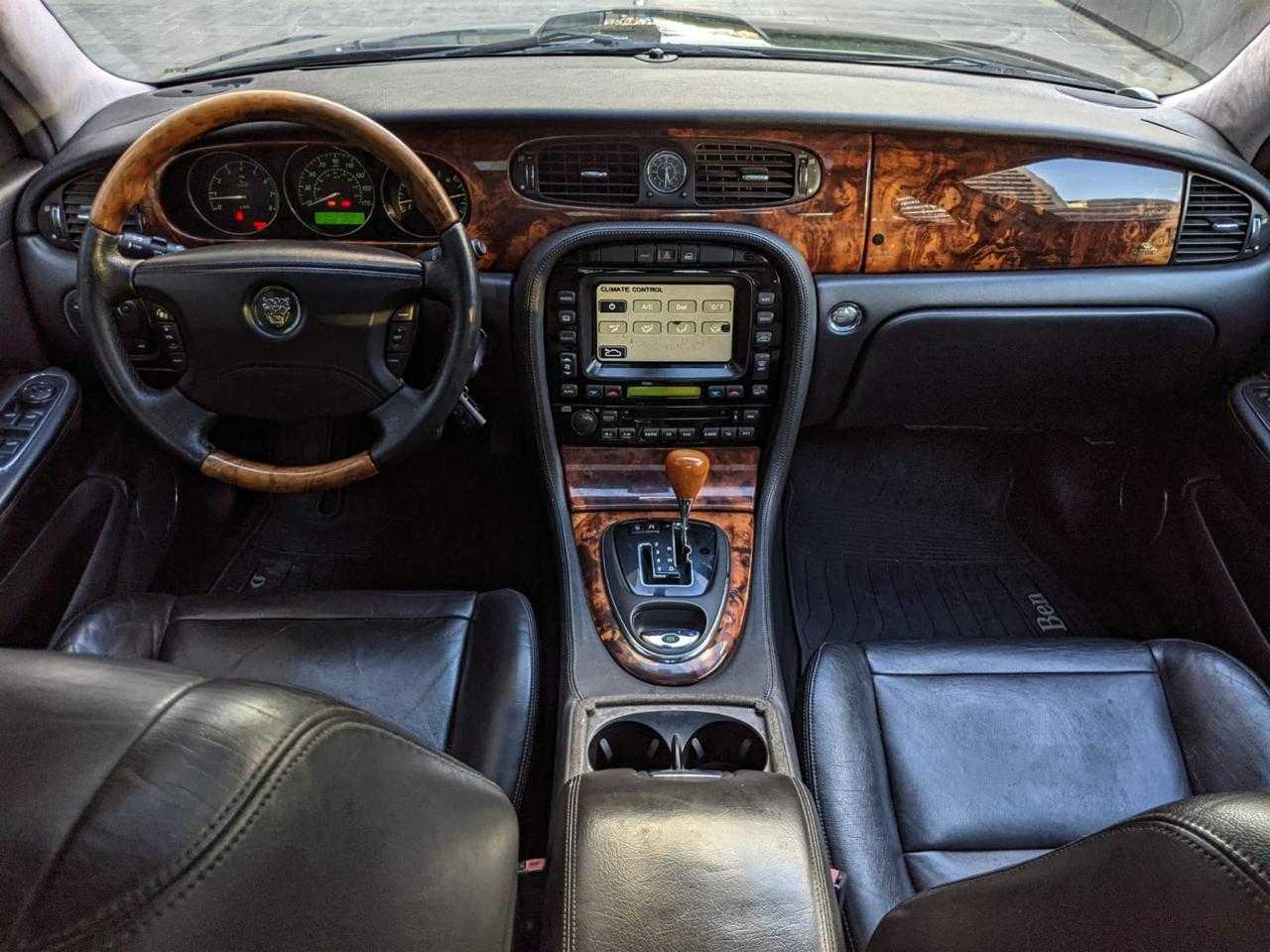 جاكوار XJ8 2004