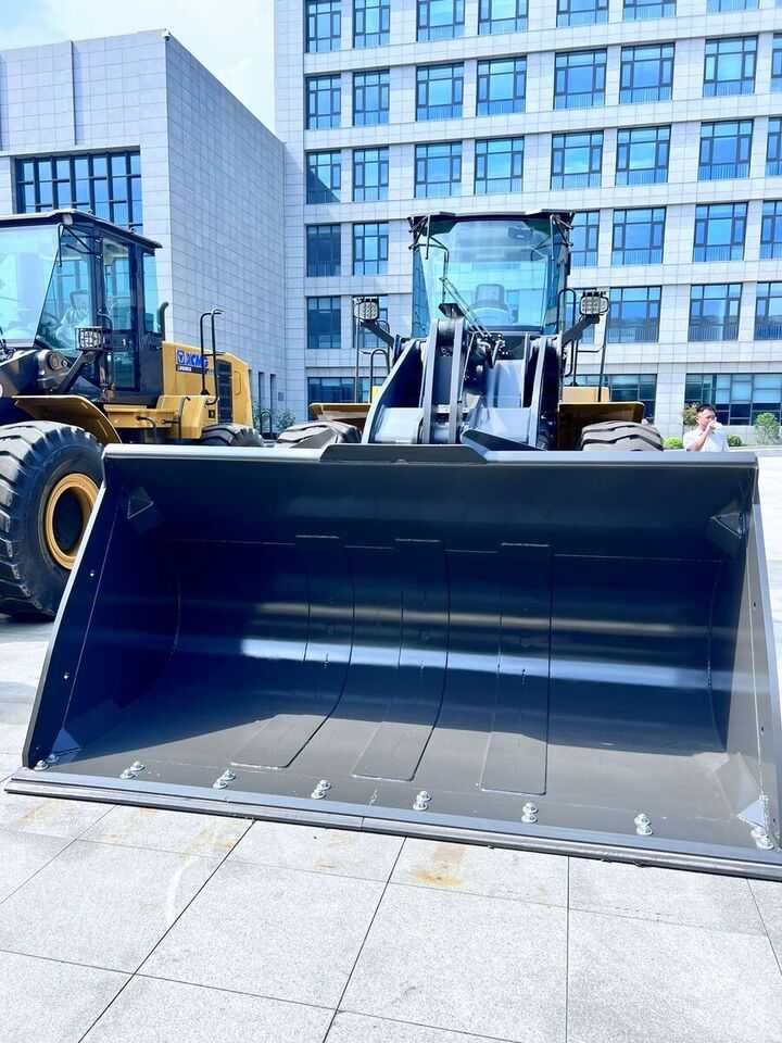 لودر - جرافة اكس سي ام جي 2025