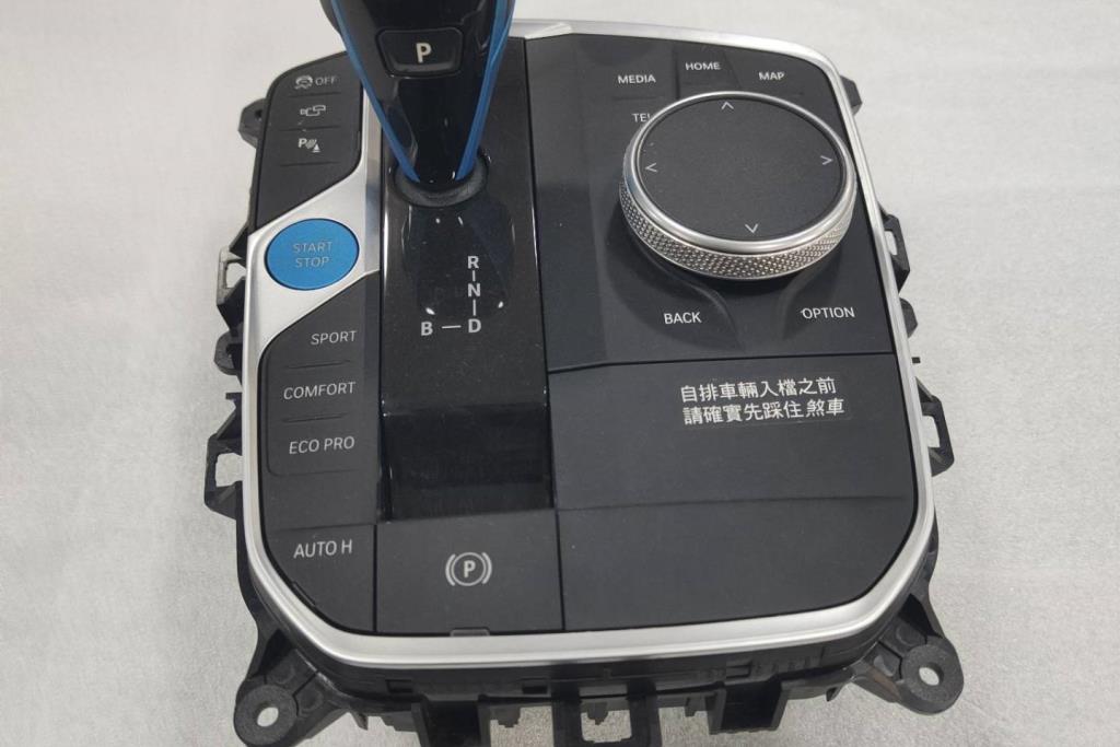 Cabin  Control buttons BMW i4