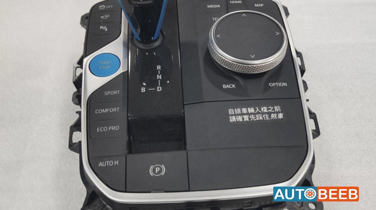 Cabin  Control buttons BMW i4