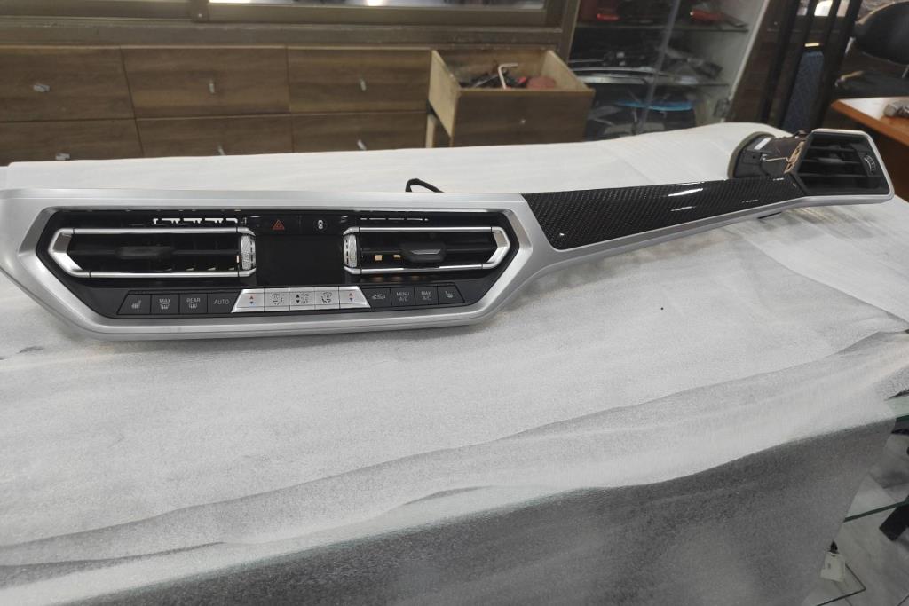 Cabin  Control buttons BMW i4