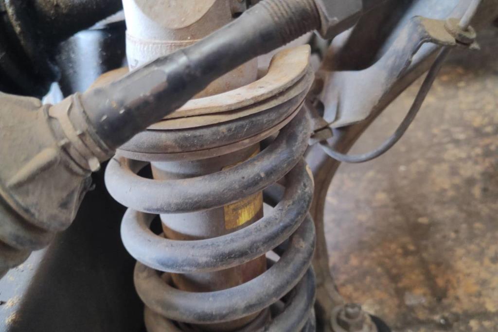  Shock Absorber Nissan Navara
