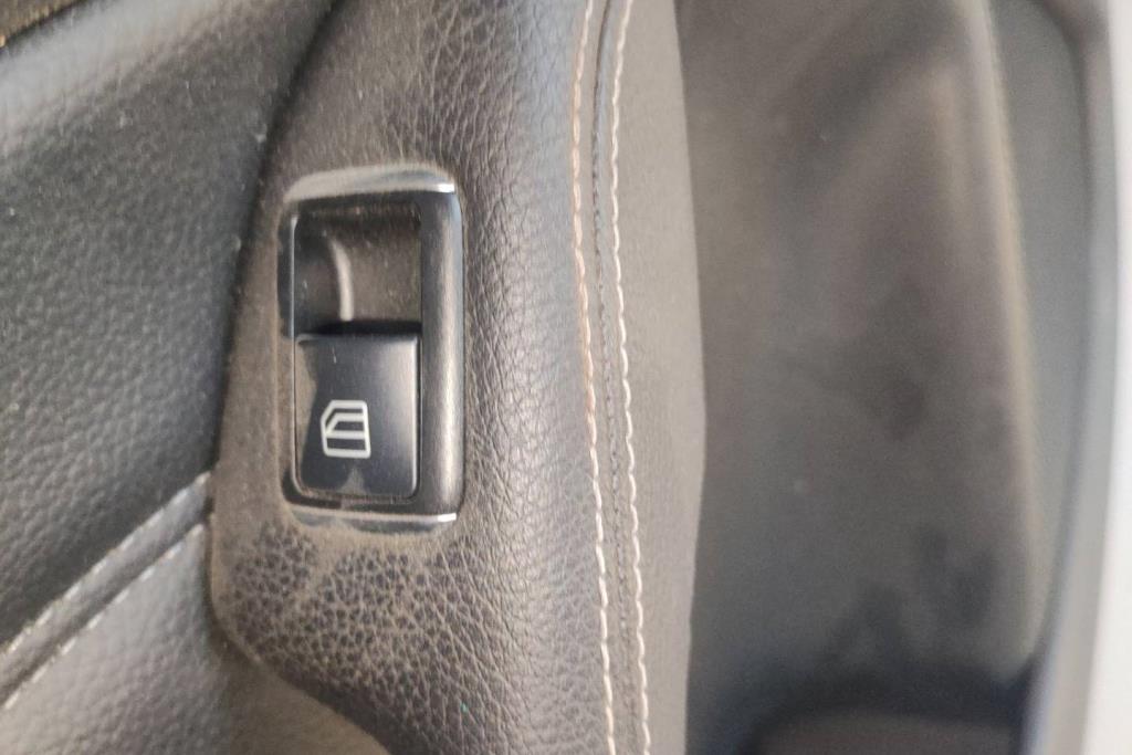 Cabin  Control buttons Mercedes Benz B250