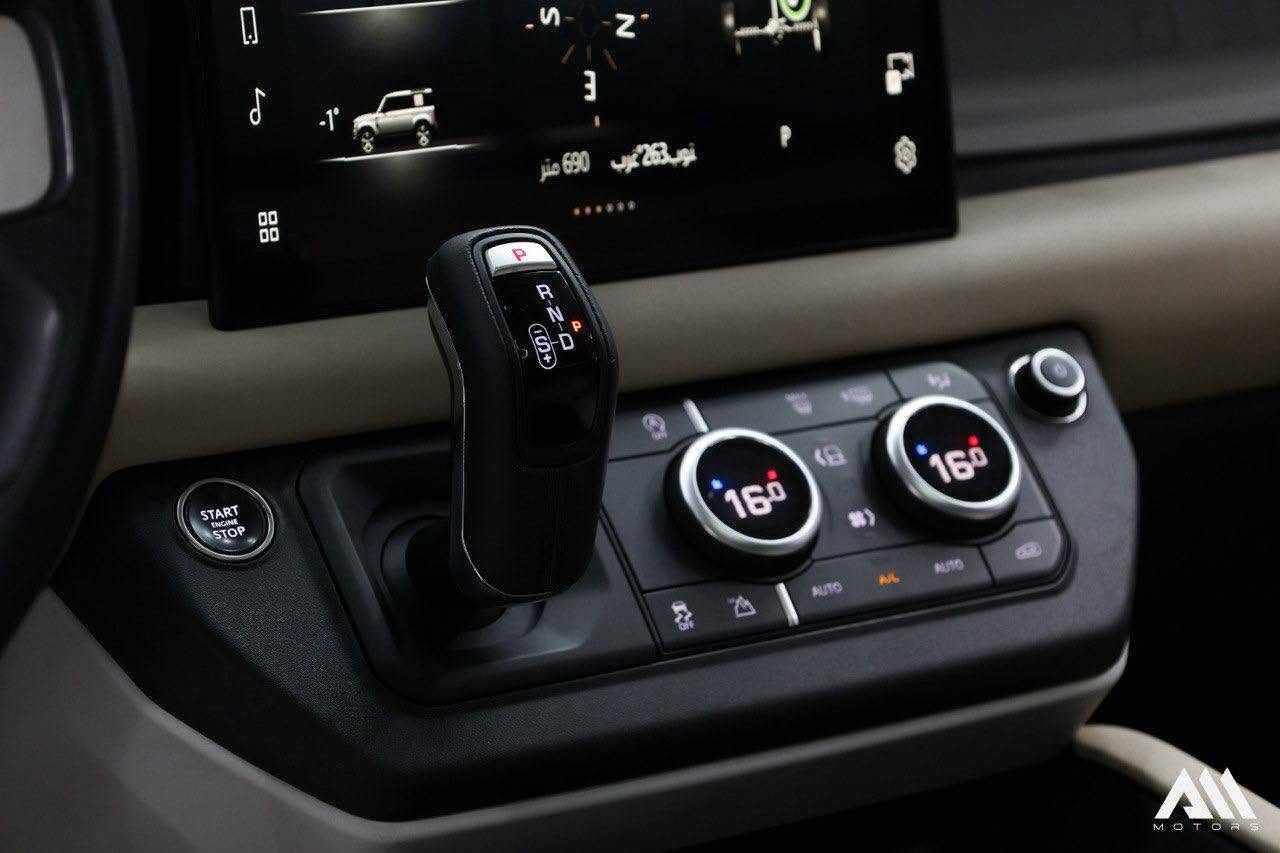 Land Rover Defender 2024