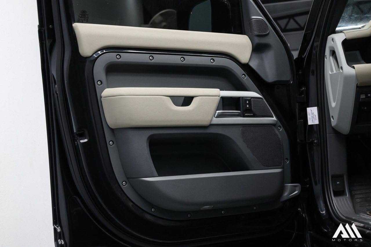 Land Rover Defender 2024