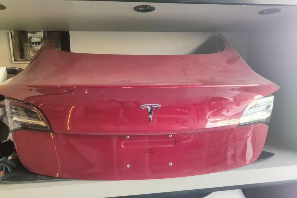 Body  Trunk Tesla 3