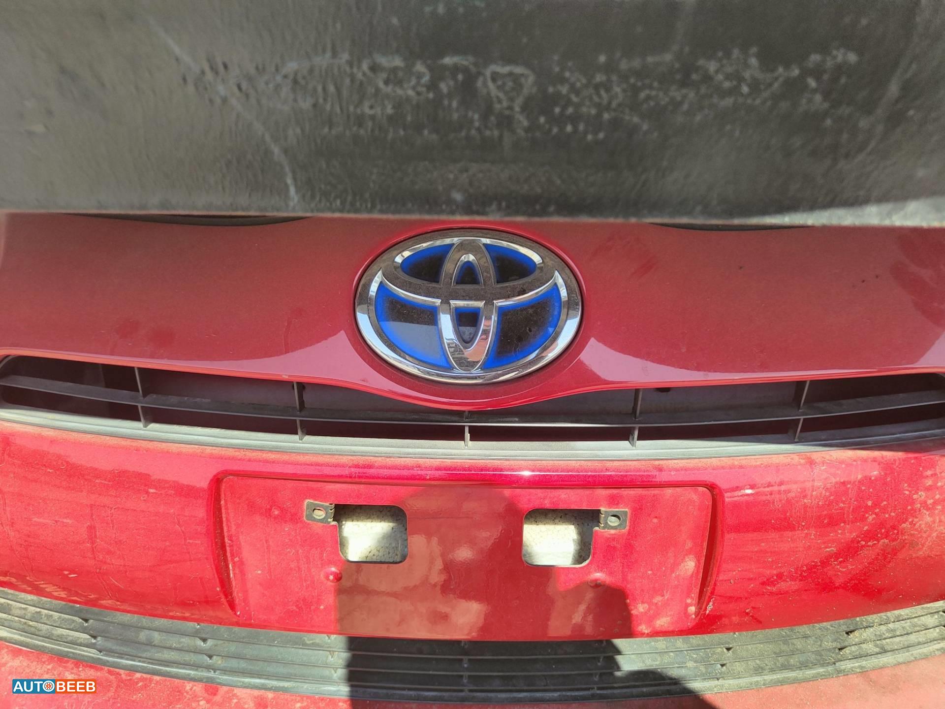 Body  Grilles Toyota Prius C