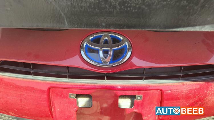 Body  Grilles Toyota Prius C