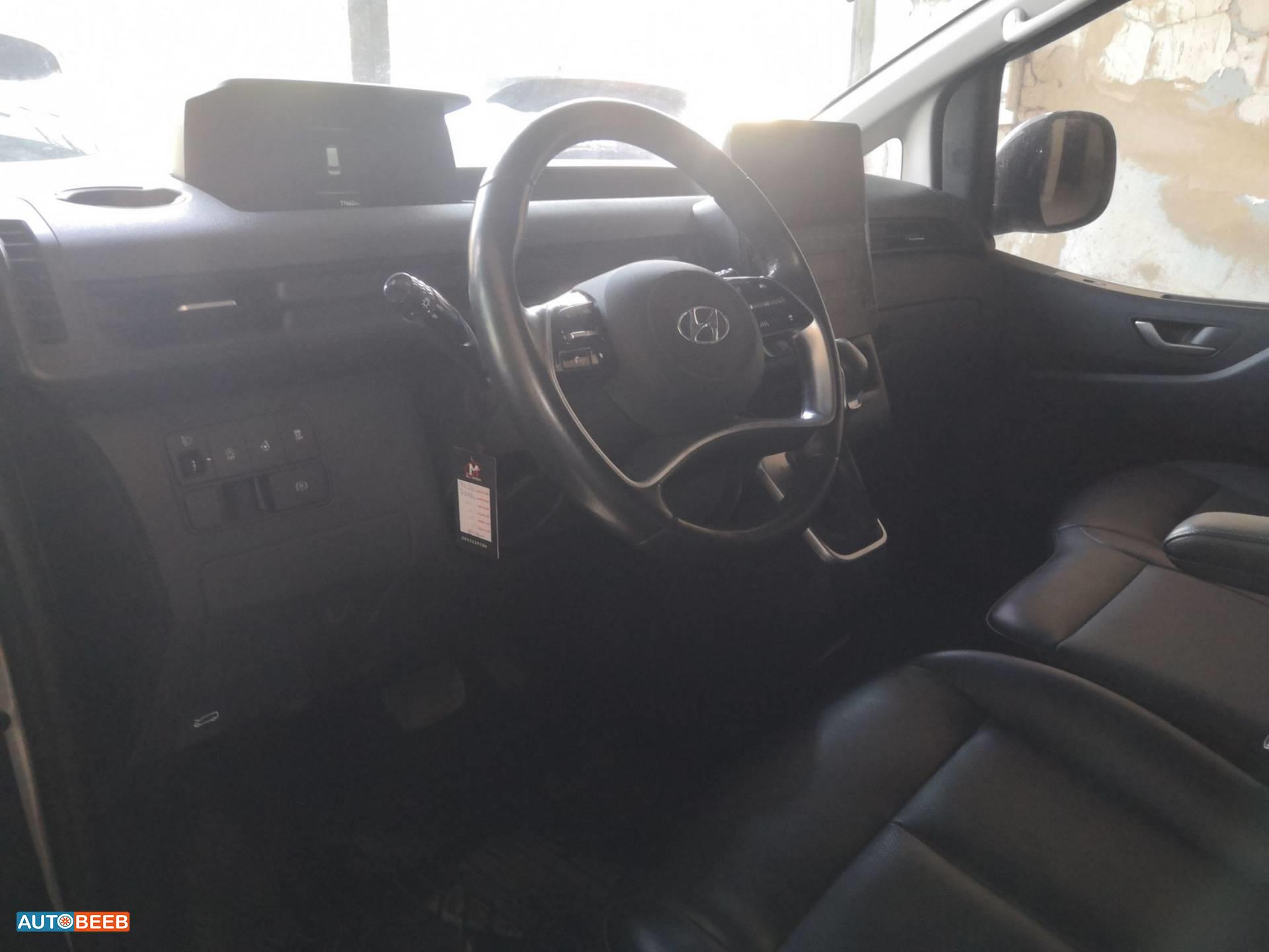 Minivan Hyundai 2022