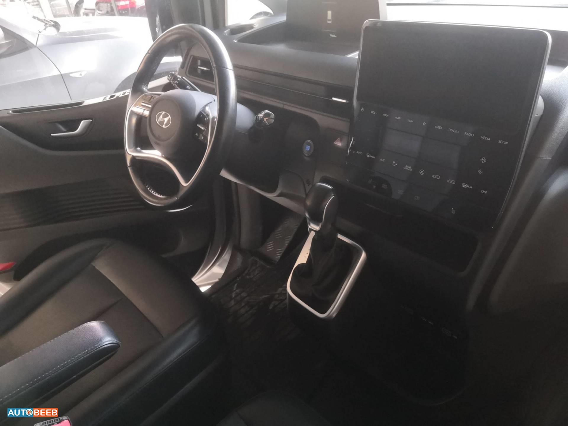 Minivan Hyundai 2022