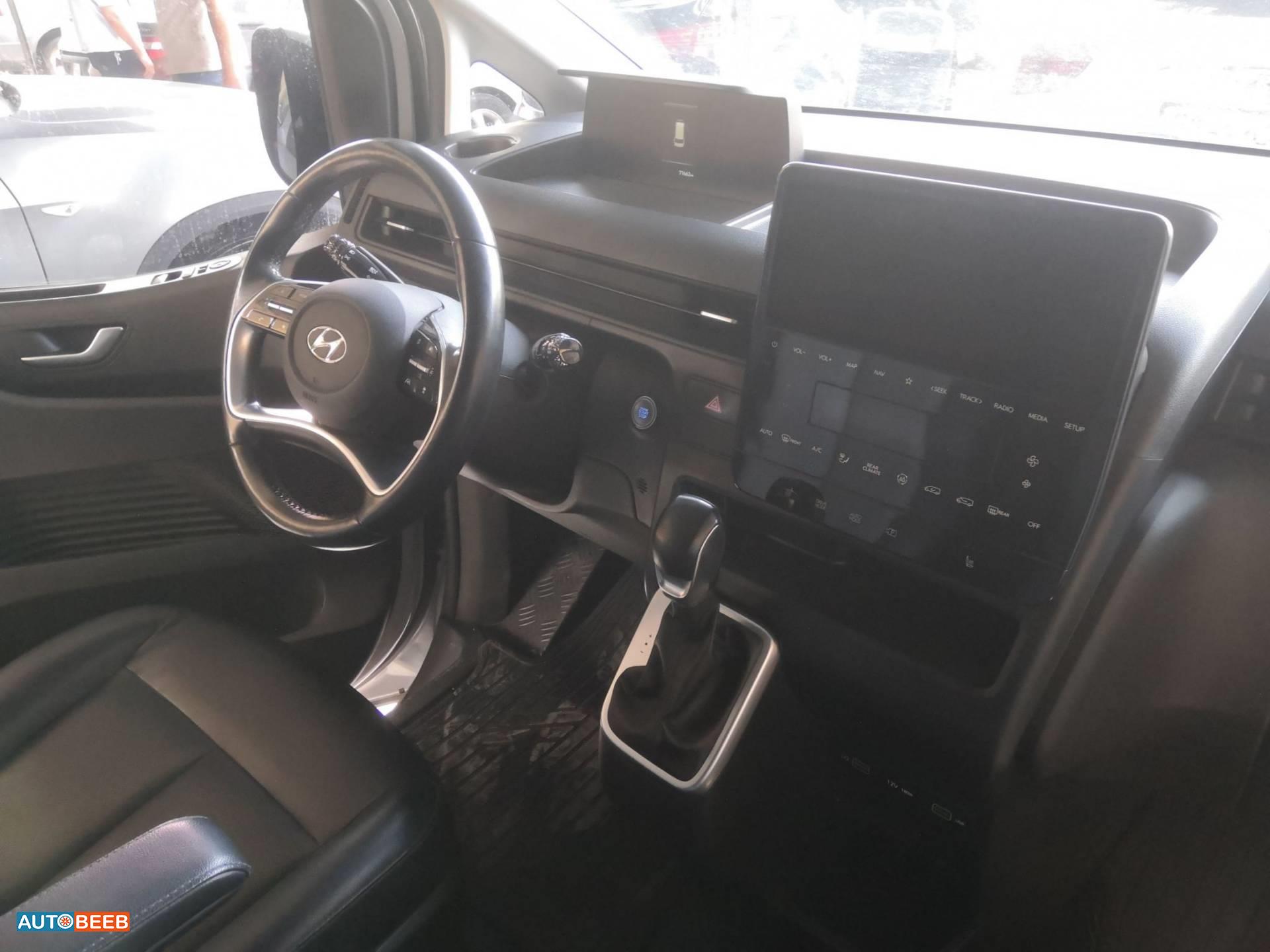 Minivan Hyundai 2022