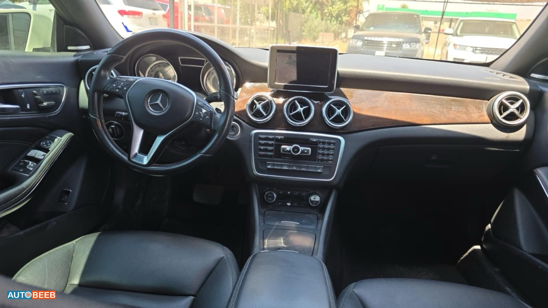 Mercedes Benz GLA200 2012
