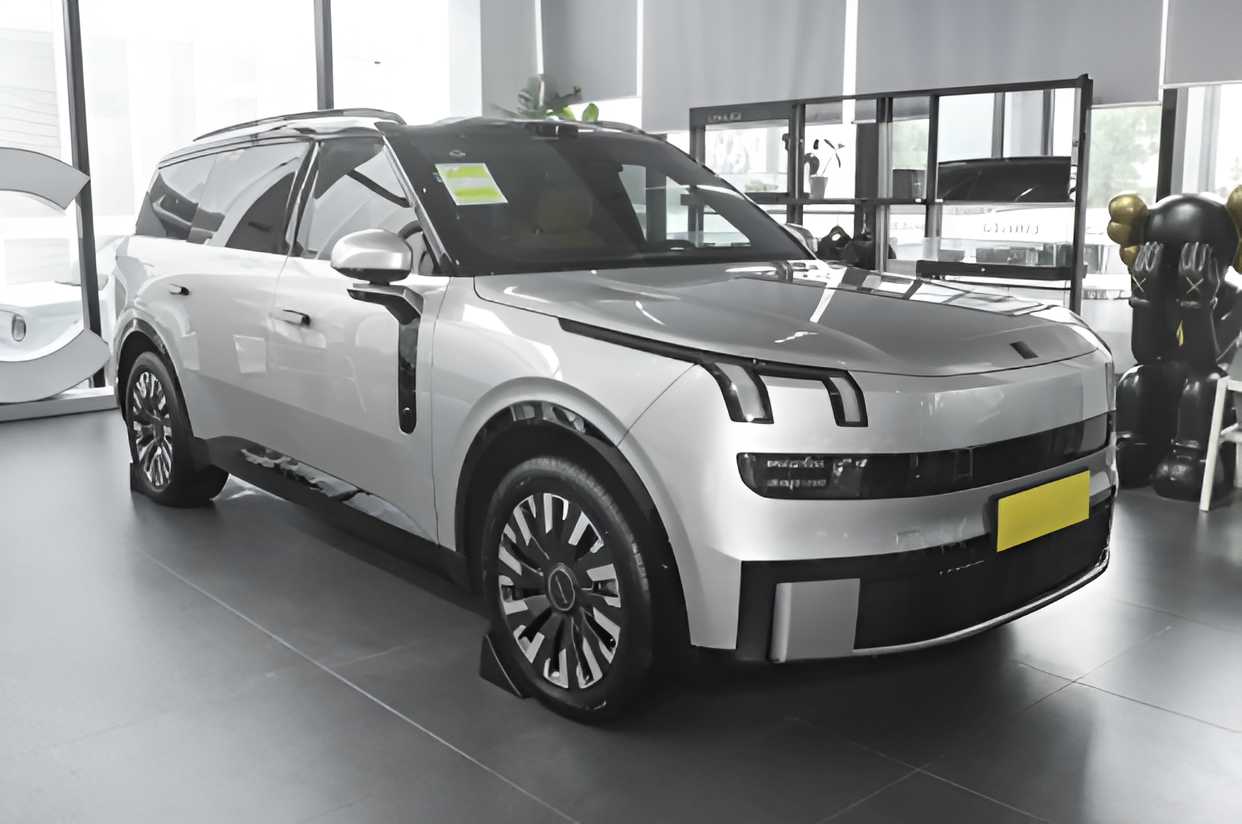 Lynk & Co 900 2025