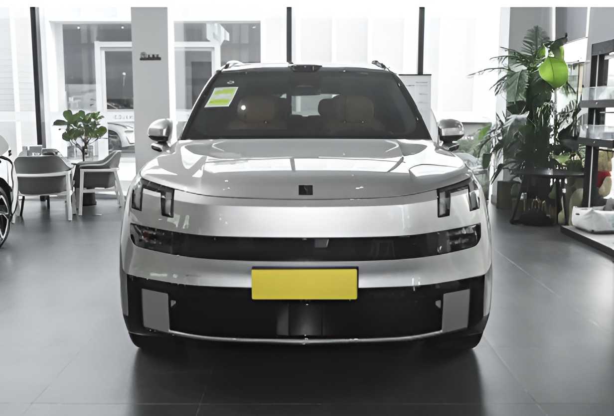 Lynk & Co 900 2025