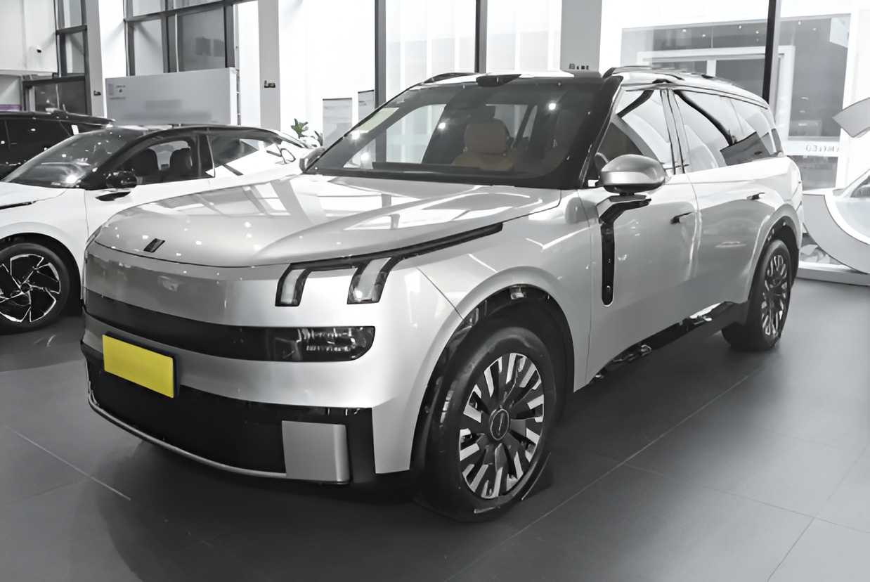 Lynk & Co 900 2025
