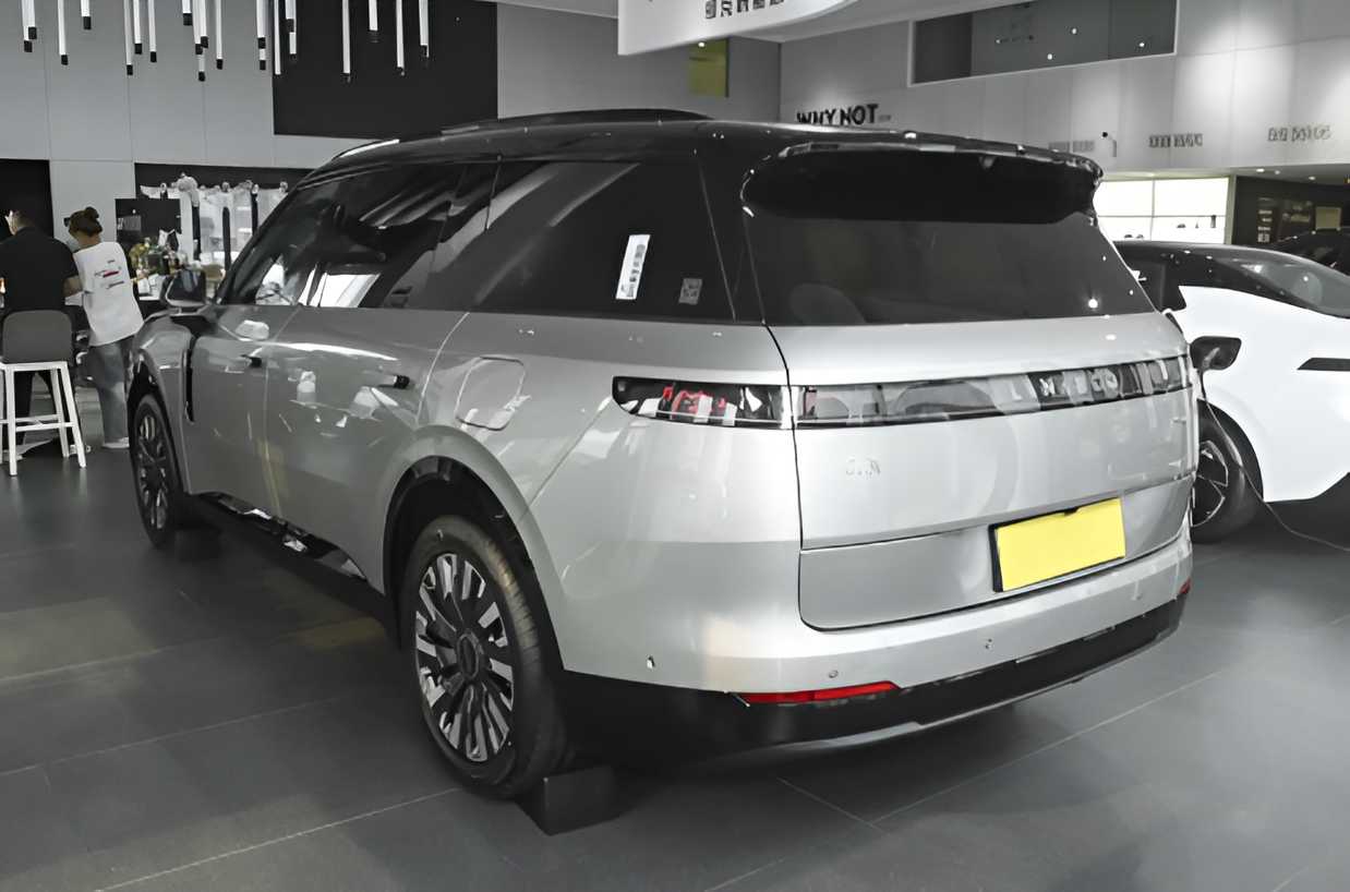 Lynk & Co 900 2025