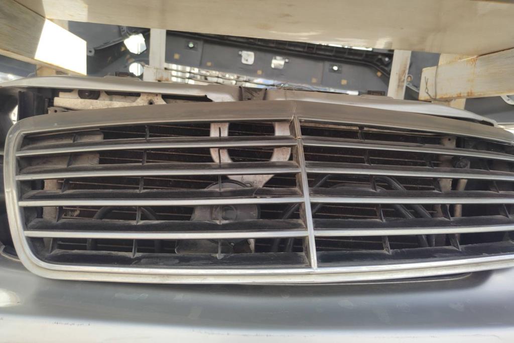 Body  Grilles Mercedes Benz E200