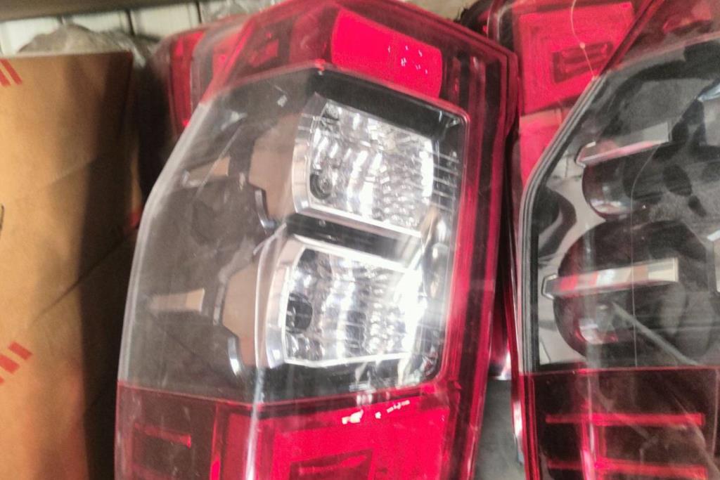 ضوء خلفي يمين شمال ميتسوبيشي L200 2020 2021 2022