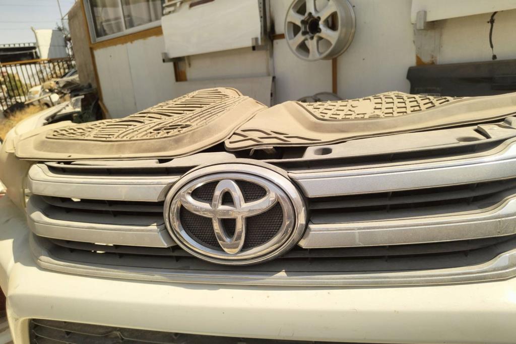 Body  Grilles Toyota Hilux