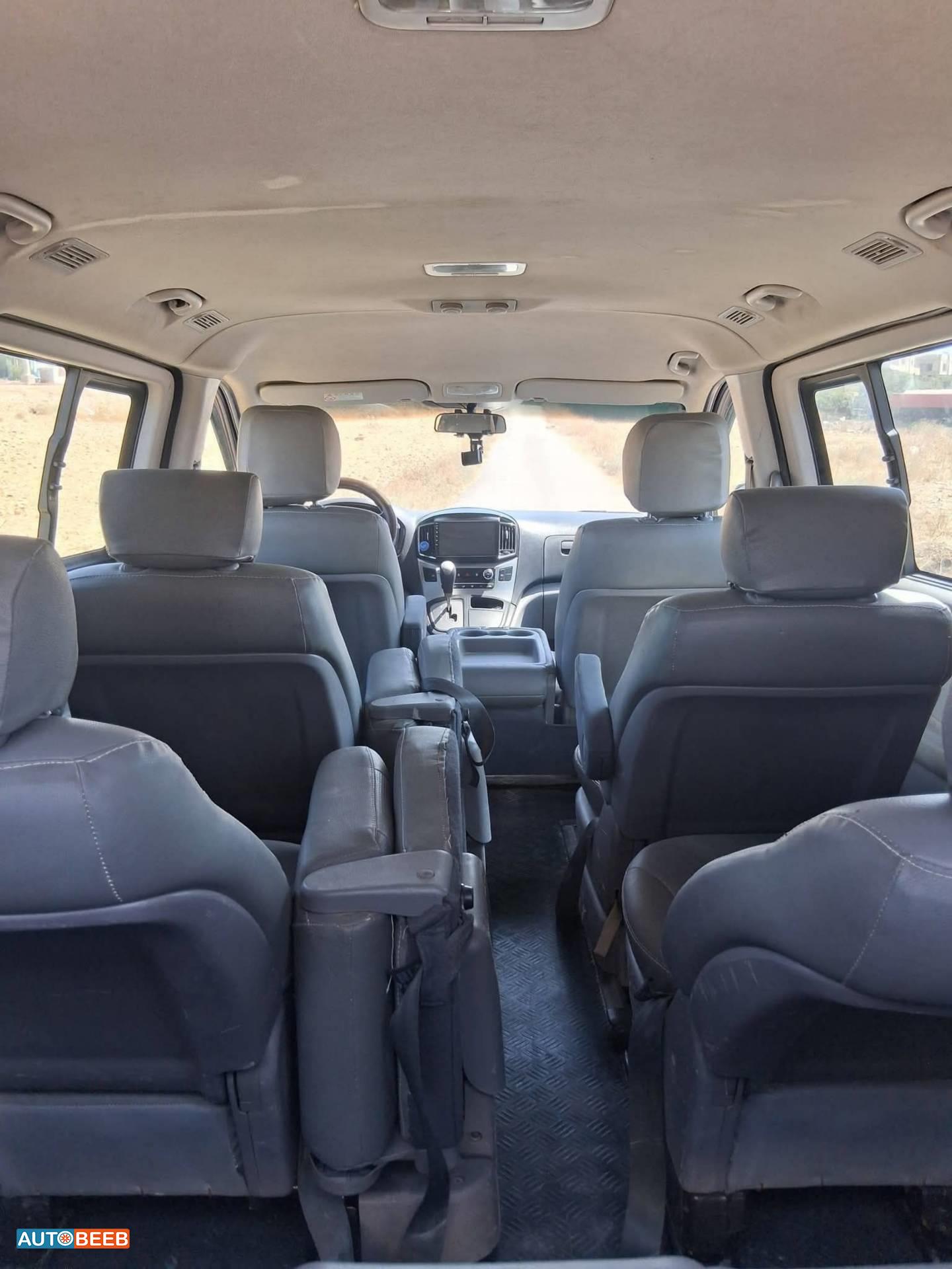 Minibus Hyundai 2015