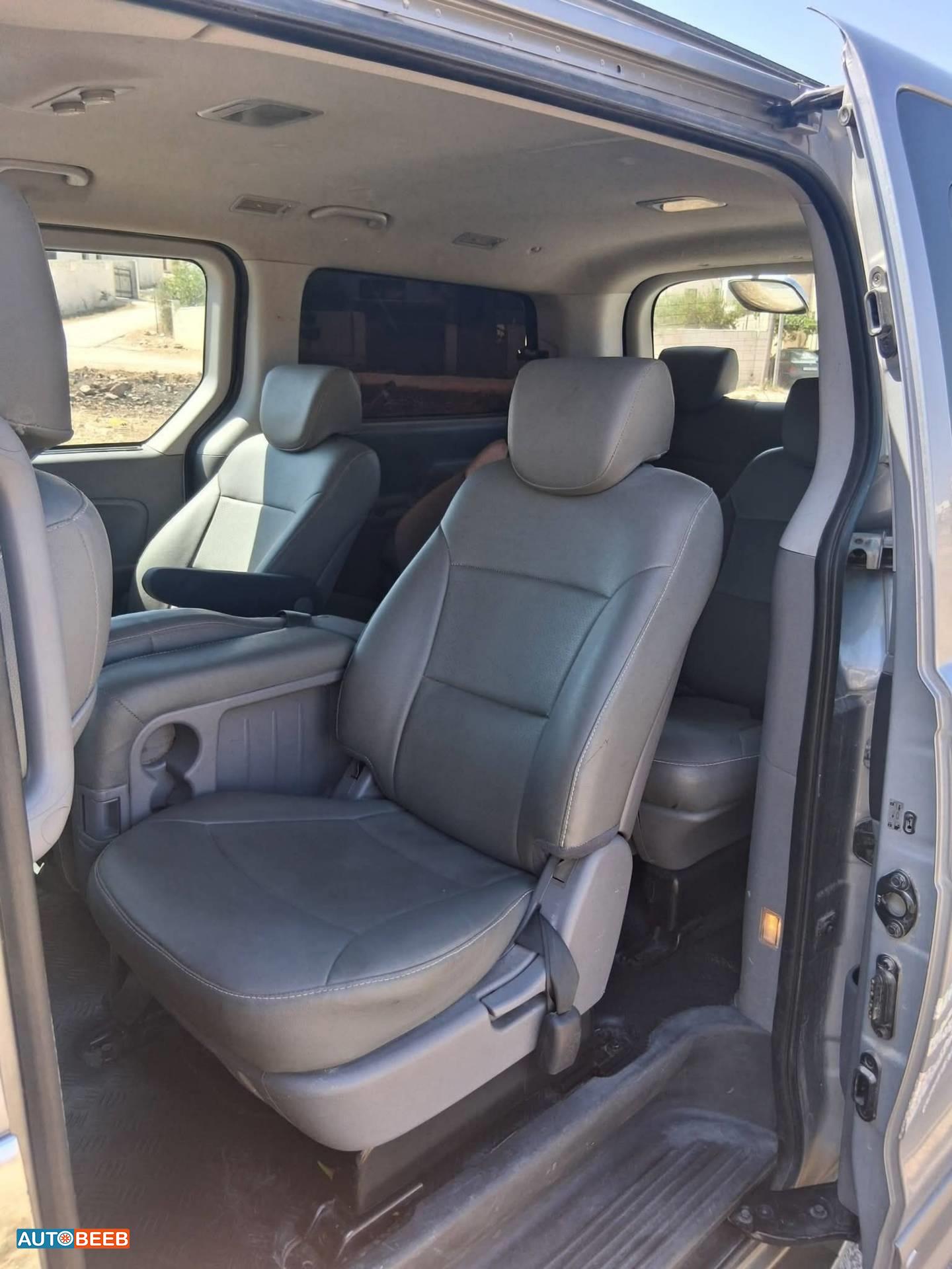 Minibus Hyundai 2015
